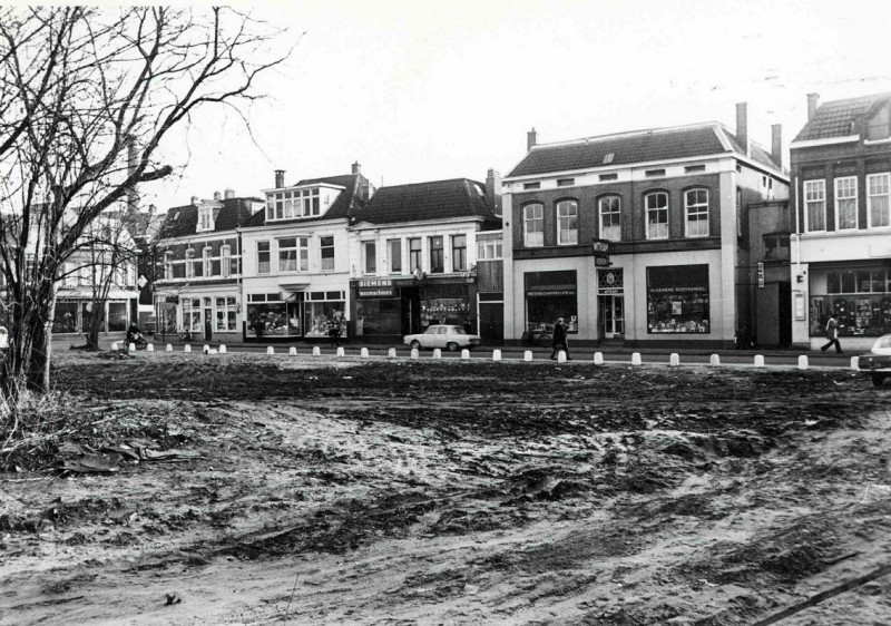 De Klomp 12-14 vroeger Gronausestraat 12-14 boekhandel Witkam en apotheek Holst links de ingang naar de Veenstraat 1971.jpg