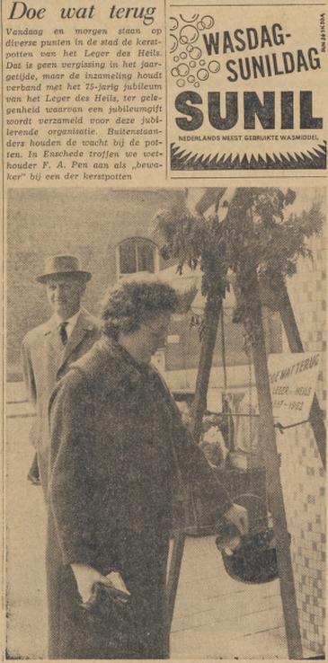 Wethouder F.A. Pen Enschede bij kerstpotten Leger des Heils krantenfoto Tubantia 18-5-1962.jpg