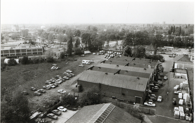 Parkweg 135 Werkplaats en parkeerrerein garage Munsterhuis, links Kooy 1977.jpeg