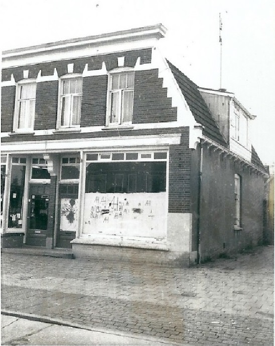 Gronausestraat 1110-1112 Glanerbrug vroeger pand schoenhandel Revenboer 1970.jpg