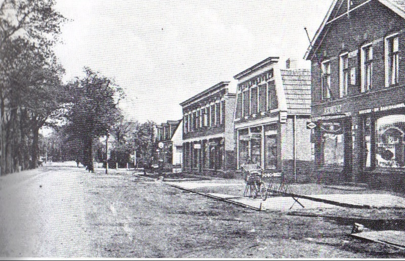 Rijksweg 113 nu Gronausestraat 1110 winkel Revenboer's schoenhandel Glanerbrug 1920.jpg