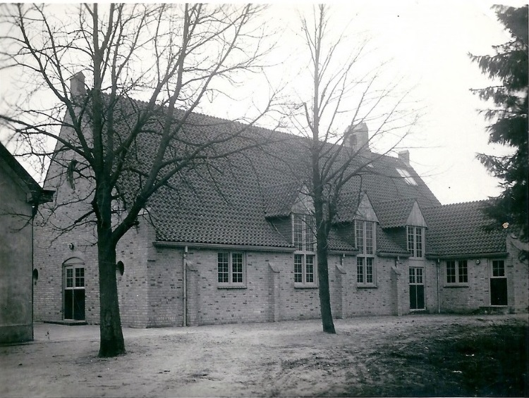 Rijksweg 527 later Gronausestraat 710 Bernadettekerk voor de bouw vh klooster Dolphia 21-4-1934.jpg