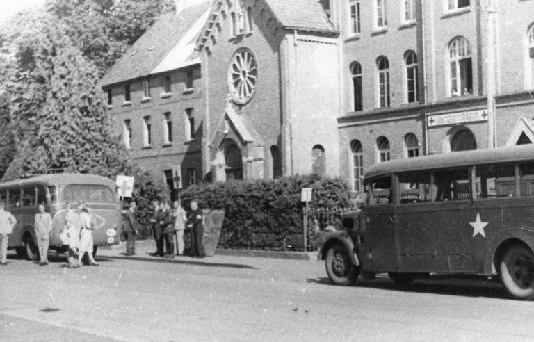 Rijksweg 2 later Gronausestraat 1363 Glanerbrug grensovergang klooster 1945.jpg