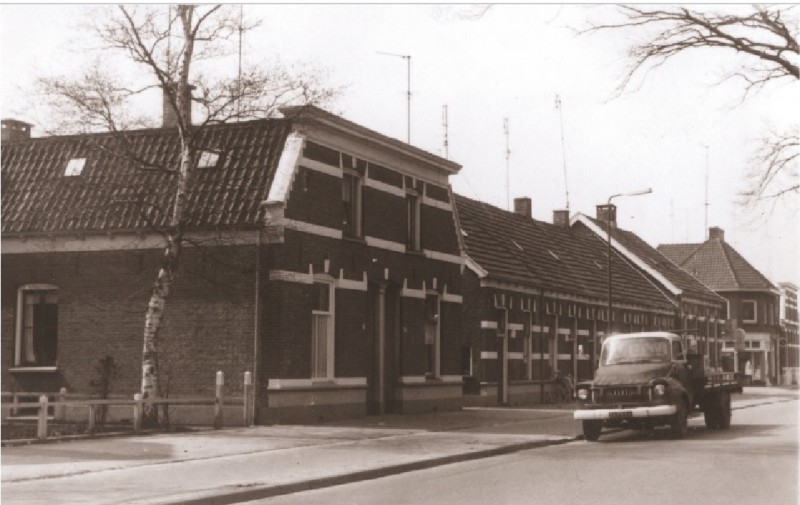 Parkweg 65 e.v.. Gedeelte zuidelijke straatwand tussen Borstelweg en fabriek van de Gebr. Kooy. Met winkel Samson en brandstoffenhandel Esso 1967.jpg