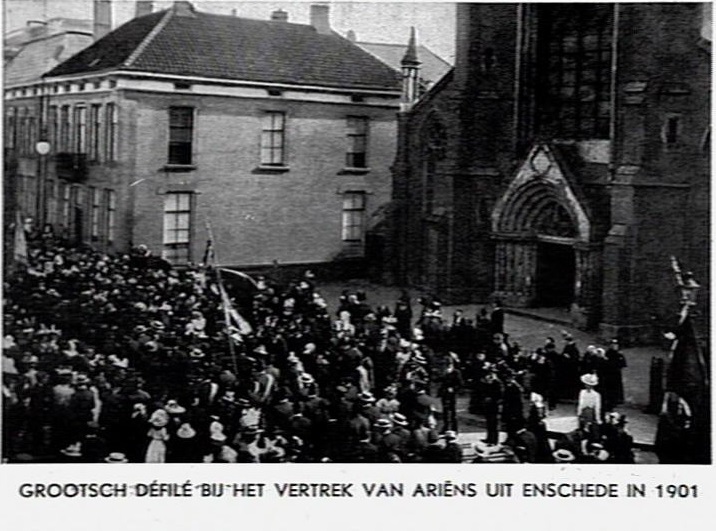 Langestraat 51 Markt 1 oude Jacobuskerk en pastorie Groots défilé bij het vertrek van Ariëns uit Enschede 1901.jpg