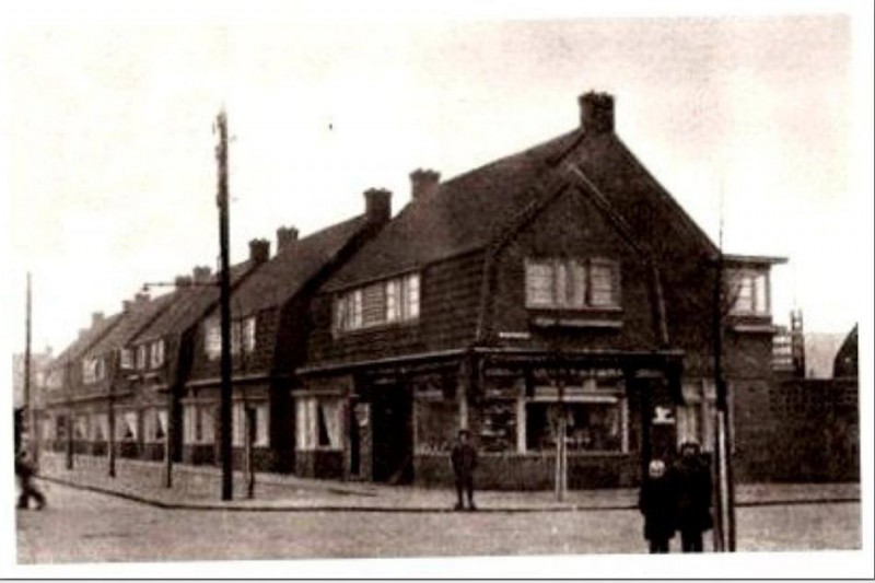 Eekmaatstraat 34 later Ekersdijk 34 kruidenier Saat Noordijk.jpg