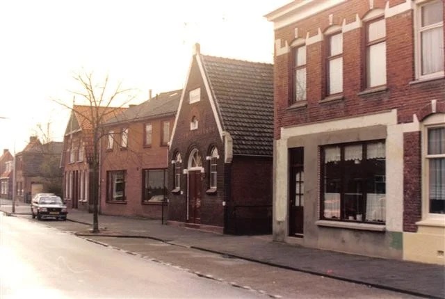 Schipholtstraat 60 rechts winkel Jan Schelhaas en daarnaast nr. 62 kerkje Eben Haëzer ook wel klompenkerkje genoemd.jpg