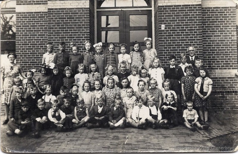 Schoolstraat 1 Koningin Wilhelmina school met rechts meester Jan Kwant 1950.jpg