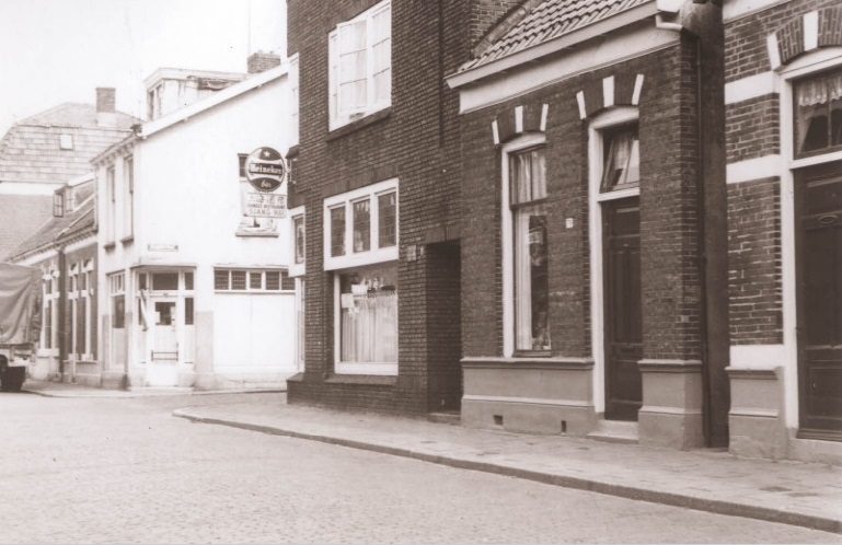 Hoge Bothofstraat 78-80 woningen en Chinees Restaurant Sjang Hai vroeger cafe G. Munnink. 1967.jpg