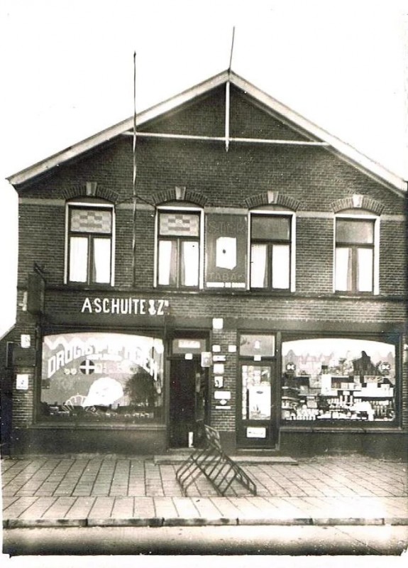 Rijksweg 115 later Gronausestraat 1108 drogisterij A.jpg