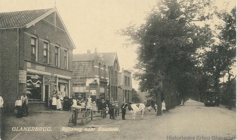 Rijksweg 115 winkel A. Schuite Glanerbrug 1920..jpg