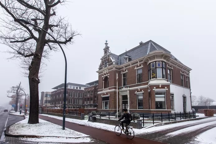 Hengelosestraat 98 in de monumentale fabrikantenvilla zetelt nu TLC Advocaten. Het torentje is van het dak verdwenen.jpg