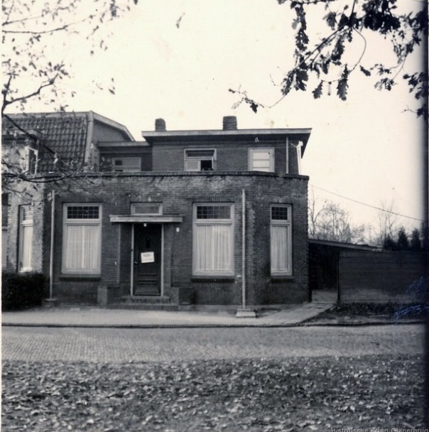 Heldersplein 1 hoek Rijksweg, Praktijkingang 1950.jpg