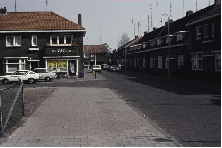 Transvaalplein 2 hoek Paul Krugerstraat Vege kruidenierswinkel  jaren 70.jpg