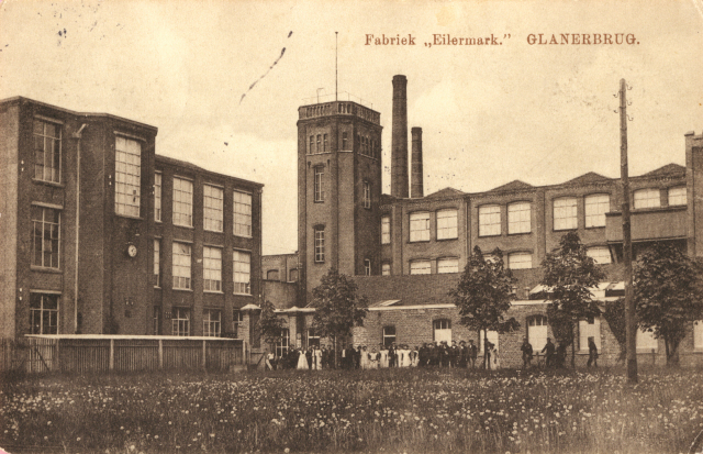 Gronausestraat  textielfabriek Eilermark met personeel, net over de grens bij Glanerbrug 1910.jpeg
