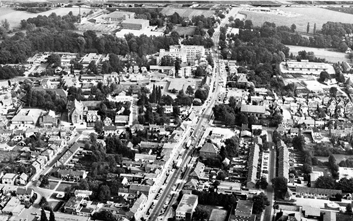 Gronausestraat Linksboven fabriek Eilermark net over de grens daaronder Ariens tehuis vroeger Redemptoristenklooster.jpg