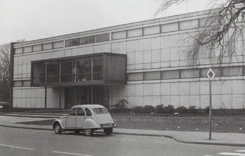 de Ruyterlaan hoek Tromplaan natuur historisch museum daarvoor lelijke eend.jpg