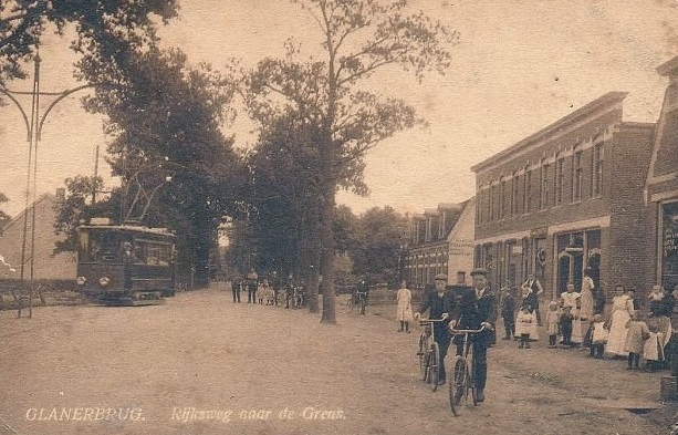 Rijksweg 101-109 nu Gronausestraat 1124-1120 rechts naar de grens Glanerbrug-tram.jpg