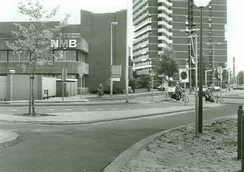 Boulevard 1945-1 Zicht op ITC flat (Dish hotel) hoek Haaksbergerstraat en NMB bank vanuit Nijverheidstraat 1983.jpg
