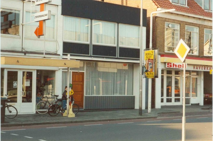 Kuipersdijk 66 Speciaalzaak De Stripaap 1991. vroeger pand ter Heegde & van Dijk behang.jpg