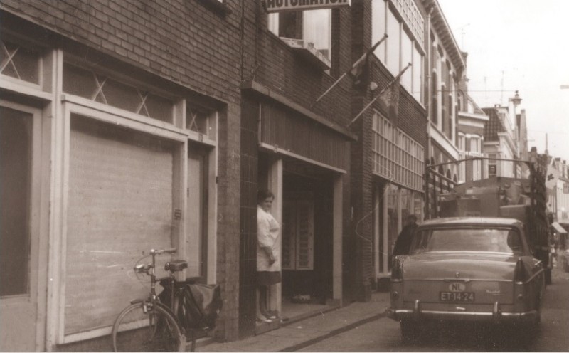 Stadsgravenstraat 73-75 winkels en automatiek 1967.jpg