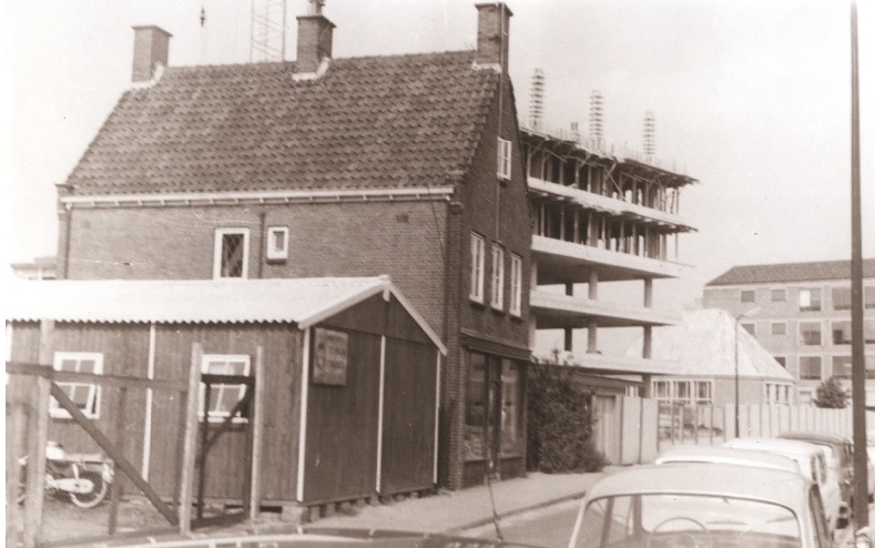 Ledeboerstraat 59 Voorzijde woningen. Rechts ook de Hogere Technische School (H.T.S.) 1967.jpg