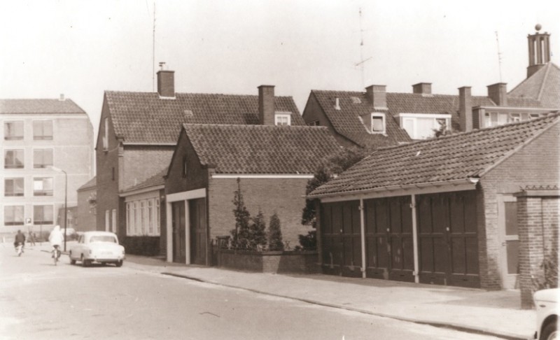 Ledeboerstraat 48 Panden, o.a. garages schuren. Links is ook de Hogere Technische School (H.T.S.) zichtbaar..jpg