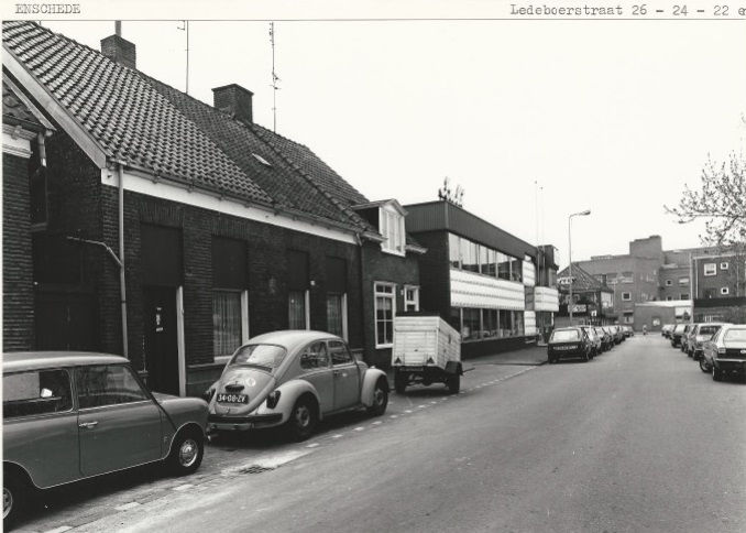 Ledeboerstraat 26-24-22 enz. Zicht richting Kuipersdijk met op de achtergrond het GGD-gebouw. 8-5-1980.jpg