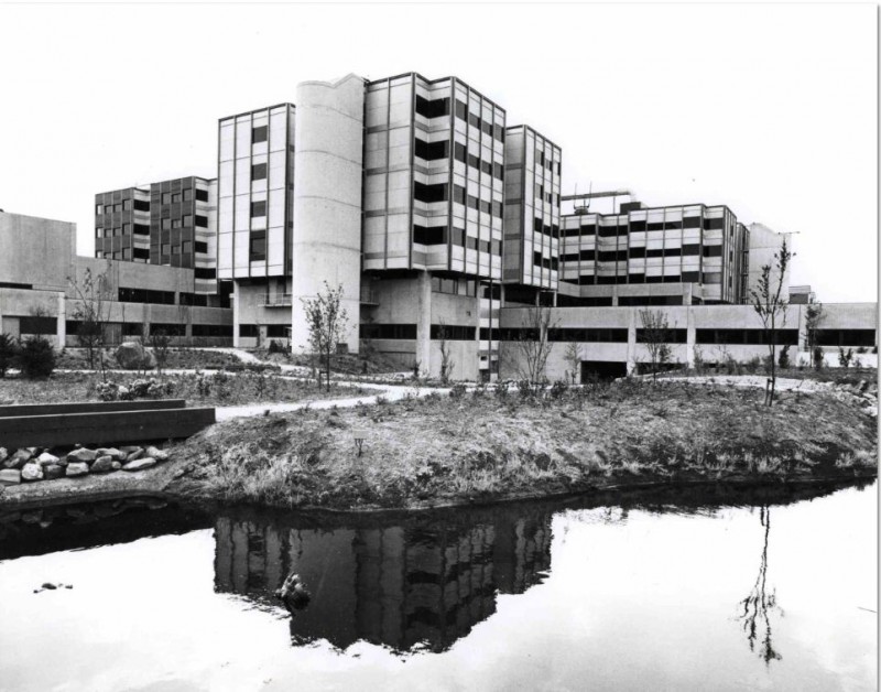 Haaksbergerstraat. Zicht op het nieuwe ziekenhuis Ziekenzorg. 1981.JPG