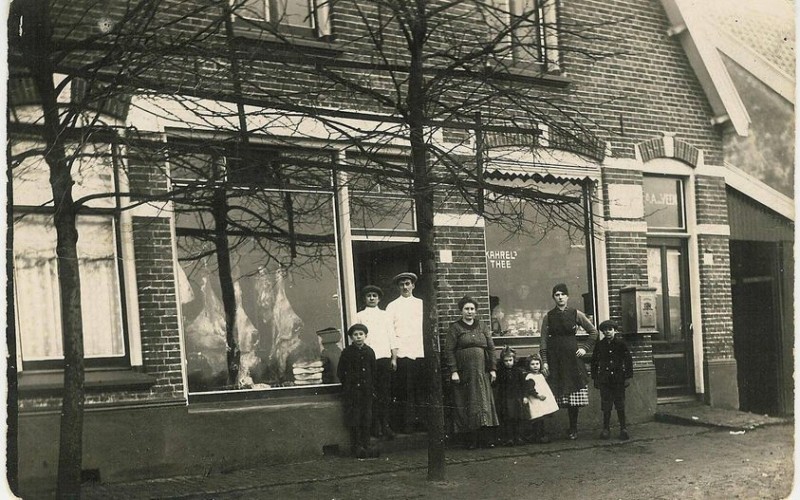 Schipholtstraat 122-126 vroeger Veenweg 1c 273 slagerij kruidenierswinkel van Andries van Veen en Sietske van der Leest.jpg