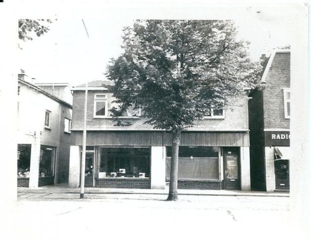 Rijksweg 126 later Gronausestraat 1197 slagerij van Veen.jpg