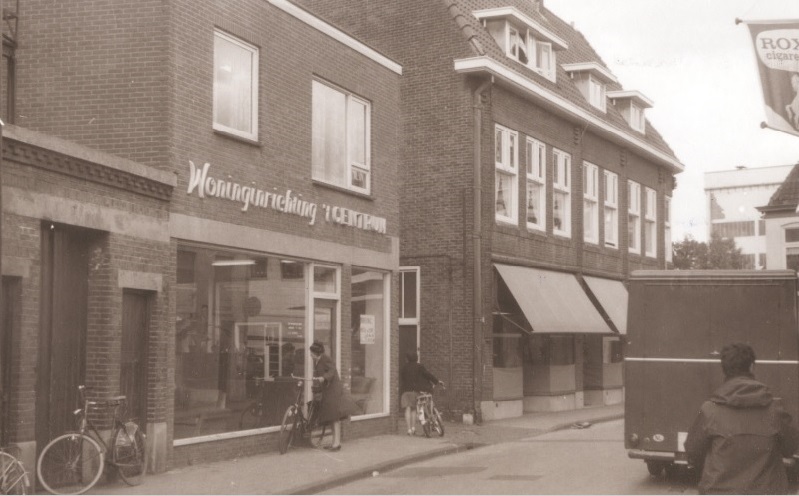 Van Lochemstraat 8 winkels, o.a woninginrichting 't Centrum 1967.jpg