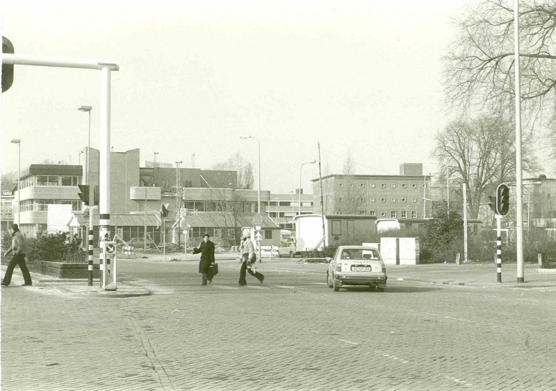 Boulevard 1945-1 vanaf Beltstraat  zicht op NMB bank Nijverheidstraat vroeger Haaksbergerstraat feb. 1981.jpg