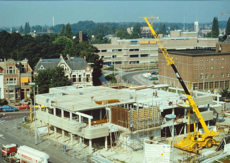 Boulevard 1945-1  Hoek Haaksbergerstraat  Nijverheidstraat, bouw NMB bankgebouw. sept. 1980.jpg