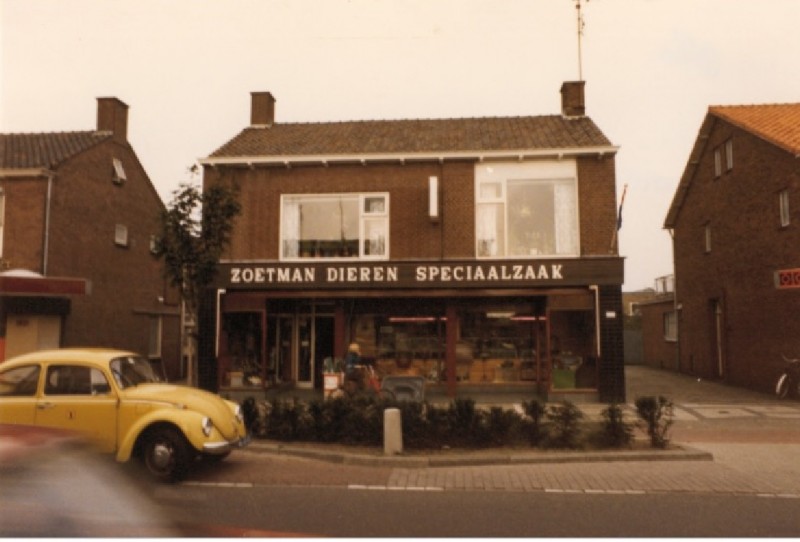 Gronausestraat 1223 Zoetman Dieren Speciaalzaak 1980 vroeger Rijksweg 42 meubelzaak v.d. Vegt.jpg