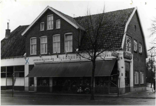 Rijksweg 28 later Gronausestraat 1305 kruidenier Visschedijk levensmiddelen 1963.jpeg