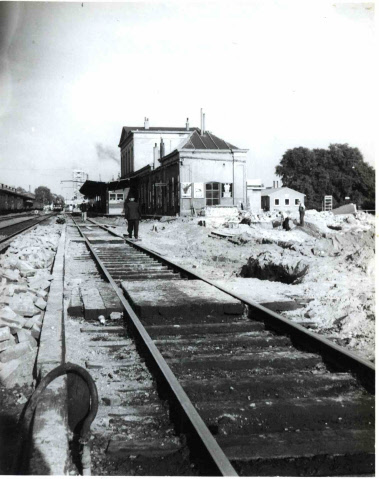 Parkweg vanaf de rails zicht op afbraak van het Centraal Station Staatsspoor 1949.jpeg