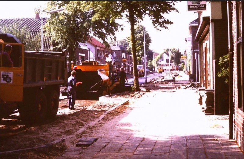 Tolstraat 8 met rechts winkel Ter Horst 1980.jpg