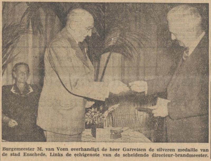 W.A. Garretsen krijgt zilveren eremedaille van burgemeester M. van Veen krantenfoto Tubantia 7-5-1953.jpg