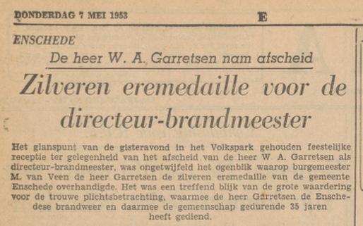 W.A. Garretsen krijgt zilveren eremedaille van burgemeester M. van Veen krantenbericht Tubantia 7-5-1953.jpg