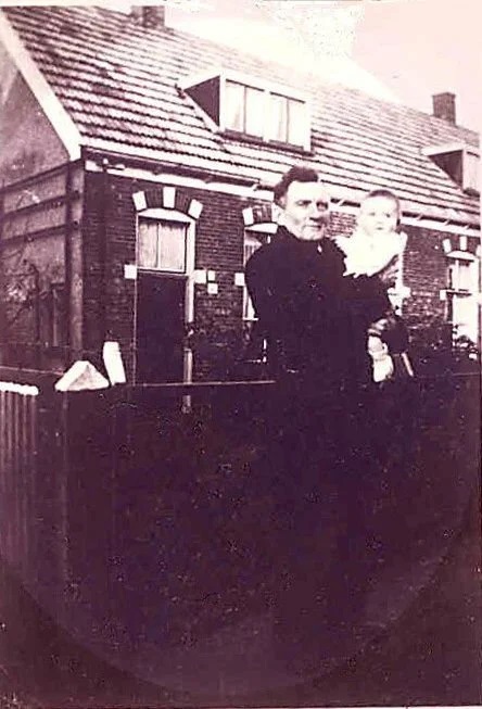 Kerkstraat 73 oude pand Jaap Regeling had in de voorkamer een groente winkel ca 1940.jpg