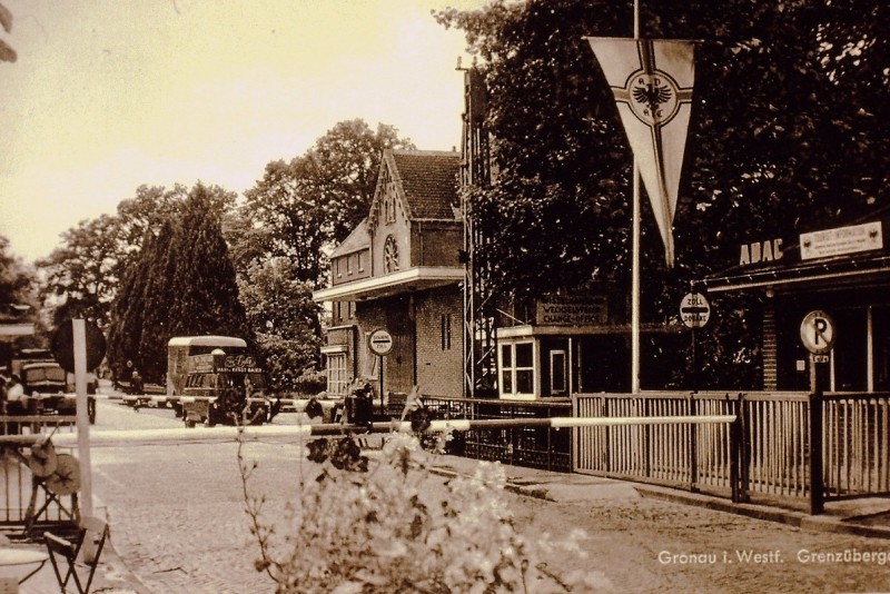 Gronausestraat 1363 rechts klooster Glanerbrug grenswisselkantoor.JPG