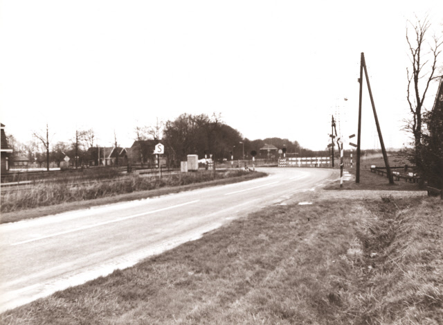 Geerdinkszijdeweg Ter hoogte van spoorwegovergang in noord-oostelijke richting 1970.jpeg