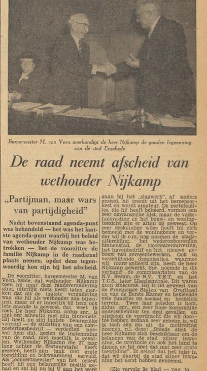 Wethouder H.C. Nijkamp krijgt bij zijn afscheid van Burgemeester M. van Veen de gouden legpenning van Gemeente Enschede krantenbericht 9-11-1954.jpg
