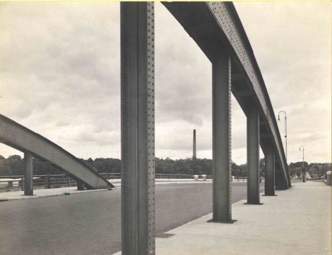 Getfertsingel 1 Getfertbrug, ook genaamd Brug Zuid richting Hogelandsingel. juli 1943.jpg