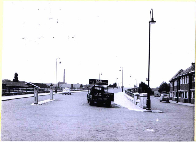 Taludstraat rechts met Wethouder H.C. Nijkampbrug, ook brug Zuid genoemd, gezien vanaf de Varviksingel 1955.jpeg