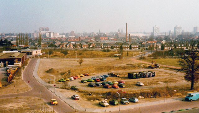 Gasfabriekstraat Kijkend over het braakliggende gasfabriekterrein  Gaskrim naar de Varviksingel met erachter de woningen aan de Taludstraat en op de voorgrond de Gasfabriekstraat 26-5-1974.jpeg