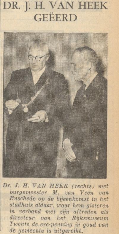 J.H. van Heek krijgt gouden erepnning Enschede van Burgemeester M. van Veen krantenfoto 11-2-1956.jpg