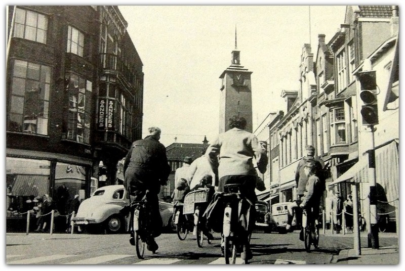 Langestraat 3 links  Sanders vanaf kruispunt De Klomp 1957.jpg