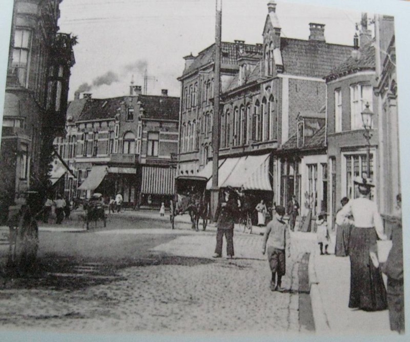 Langestraat 2 e.v. hoek Haverstraat. Het pand van C&A werd in de oorlog verwoest en er was nog lang een open plek. daarna kwam in de nieuwbouw modehuis VOSS..jpg